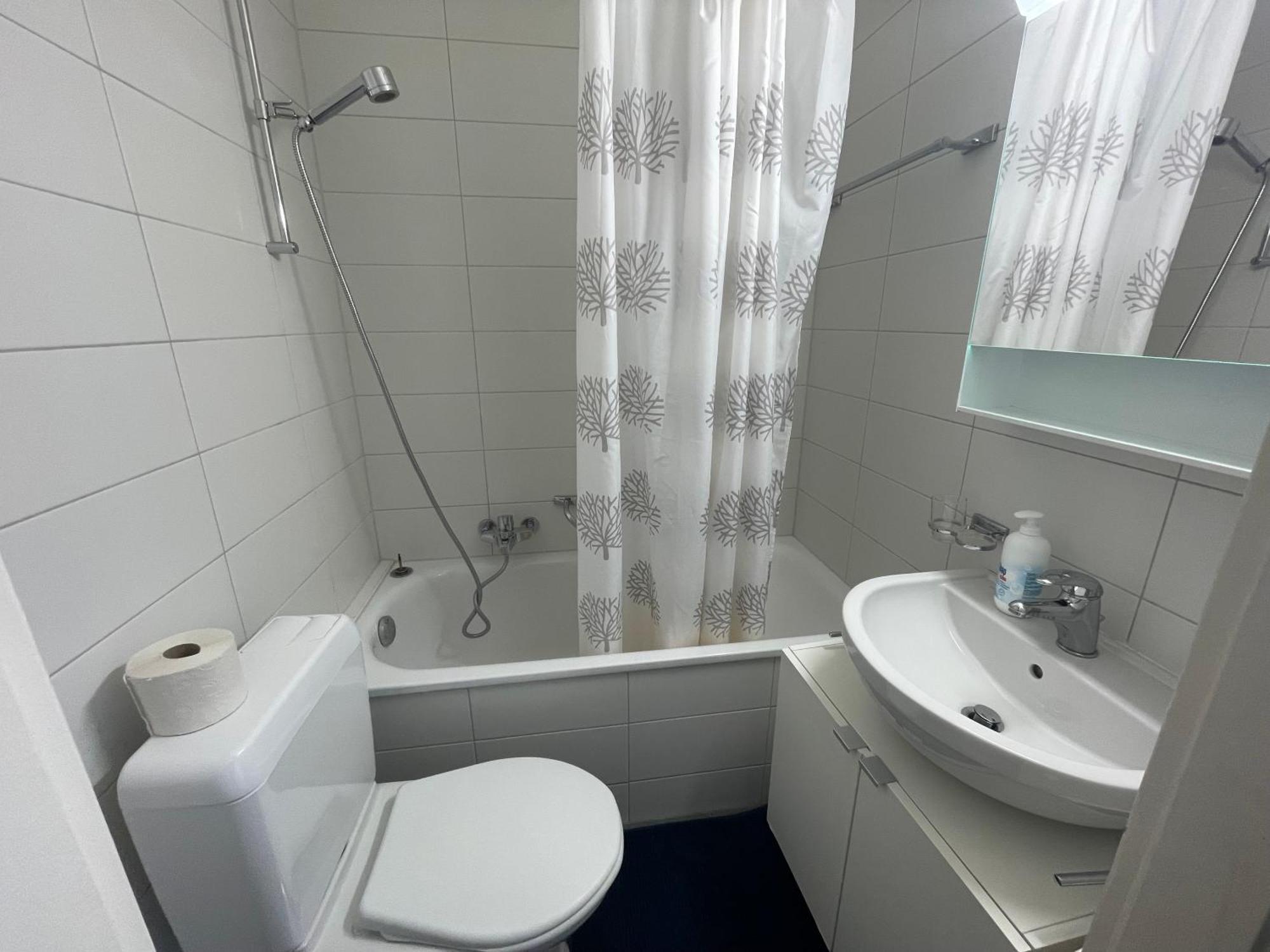Beautiful 2 Minutes From Train Station Appartamento