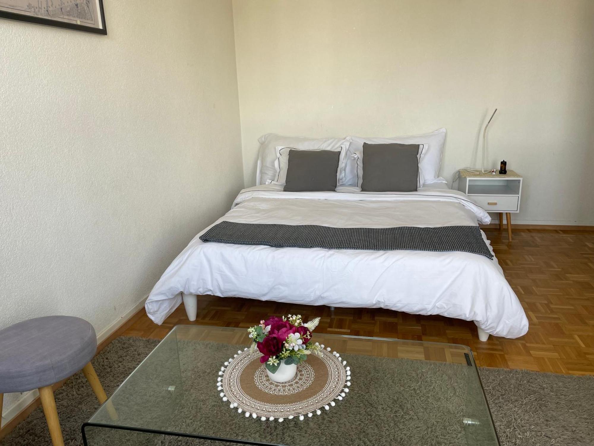 Beautiful 2 Minutes From Train Station Appartamento
